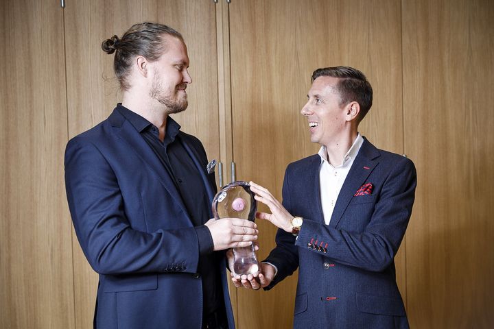 Ensimmäisen Vuoden Digipalvelu -palkinnon saaja, UKKO.fi-palvelun perustaja Ukko Kumpulainen sekä Ohjelmisto- ja e-business ry:n toimitusjohtaja Rasmus Roiha.