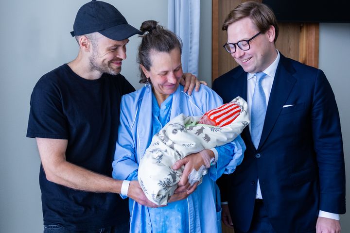 Kuvassa Helsingin pormestari Daniel Sazonov ja vanhemmat vastasyntyneen vauvansa kanssa