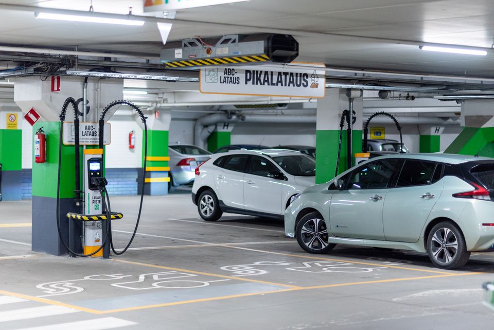 Neljä uutta sähköautojen ABC-latauspistettä käyttöön Prisma Itäkeskuksessa  | HOK-Elanto