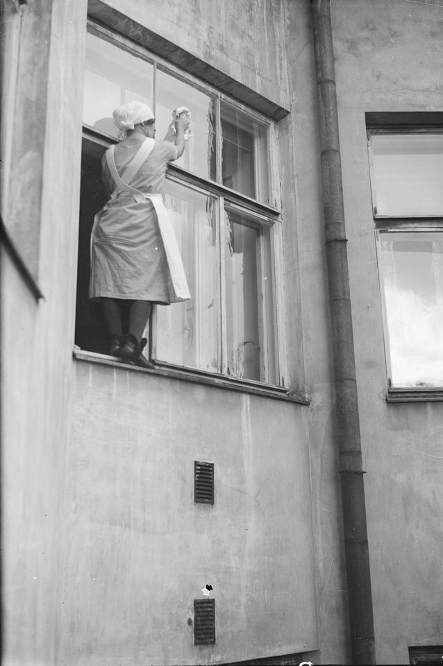 Suoma-sarja: Kotiapulainen pesee ikkunoita, 1931
