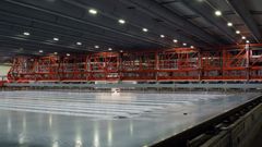 40 metriä pitkä ja leveä sisäjääallas Aalto Ice Tank on yksi maailman harvoista paikoista, joissa tutkijat voivat tuottaa haluamansa kokoisia ja paksuisia jäälaattoja. Kuva: Anna Berg / Aalto-yliopisto