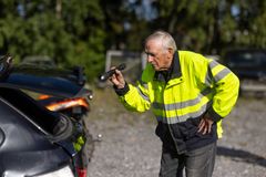 Kalevi Laineen tehtävänä on tarkastaa kolarissa olleet ajoneuvot ja yrittää selvittää, onko onnettomuuden taustalla ollut esimerkiksi tekninen vika tai ajoneuvon huono kunto. Kuva: Sami Peltoniemi.