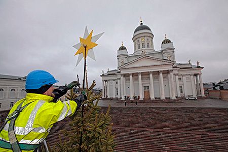 Senaatintorille pystytetään joulukuusi ilahduttamaan kaupunkilaisia. Kuva: Lauri Hänninen