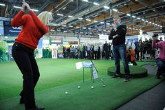 Golf-messuilla testissä välineet ja lyöntitaidot.