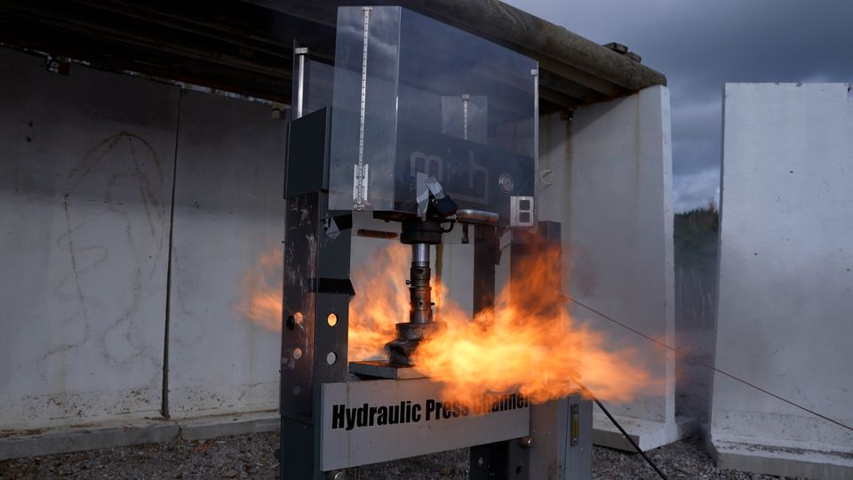 Hydraulic Press Chanel räjäytti akkuja Orimattilan pommipuistossa