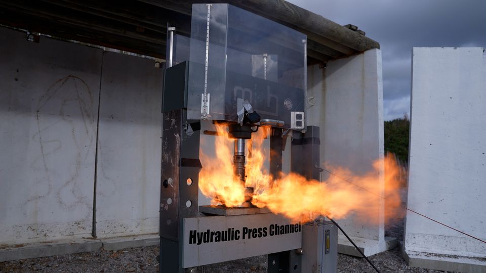 Hydraulic Press Chanel räjäytti akkuja Orimattilan pommipuistossa