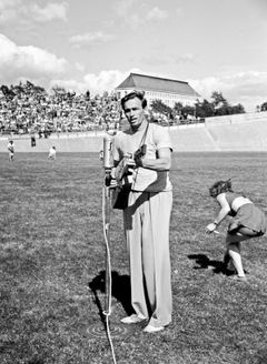 Yksi legendoiksi valituista, Tapio Rautavaara, laulaa ja soittaa resonaattorikitaraa Velodromilla. Kuva: Väinö Kannisto/Helsingin kaupunginmuseo