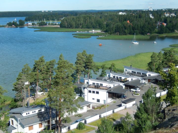 Vid Esbovikens strandområde i Sökö varvas byggandet med mångfaldig natur. Bild: Esbo stad/Tanja Hämäläinen