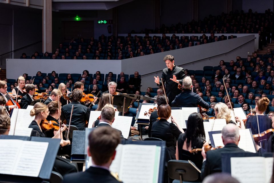 1 Matthew Halls johtaa Tampere Filharmoniaa © Rami Marjamäki (2024)