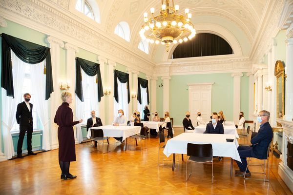 Liikuntajohtaja Tarja Loikkanen puhuu vuoden 2020 helsinkiläisurheilijoiden palkitsemistilaisuudessa.