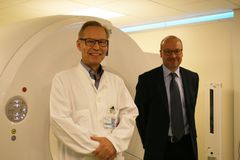 PET/TT-laite kuvaa potilaan kehon kahdessa osassa: positroniemissiotomografia kuvaa elimistöön hakeutuneen radiolääkkeen ja tietokonetomografia antaa tarkan anatomisen kuvan potilaan kehosta, kuvaavat kemisti Kim Bergström sekä vastuualuejohtaja Petri Haapalahti (oik.) radiolääkkeiden käyttöä potilaan tutkimisessa.