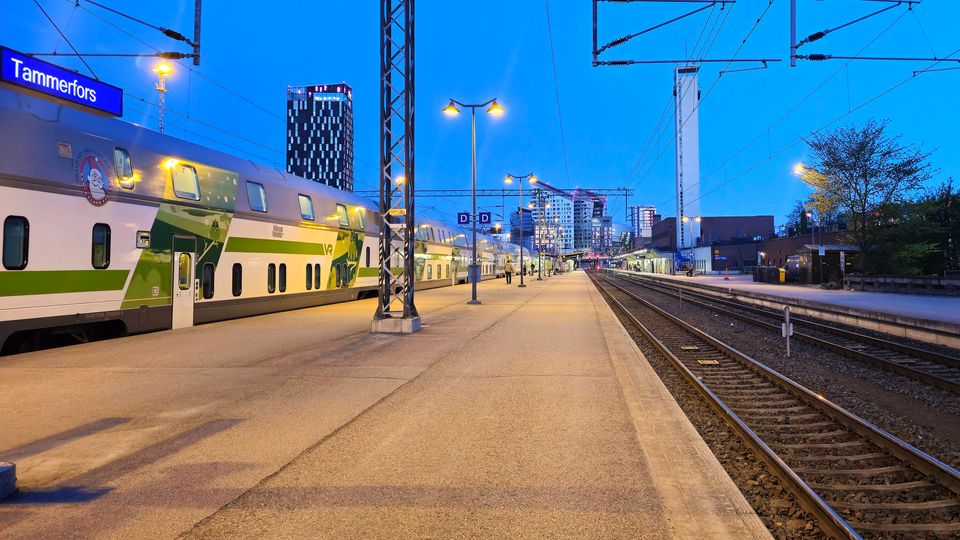 Tampereen henkilöratapiha Nokia Arenalle päin