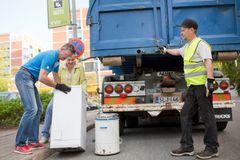 HSY:n keräysautot vastaanottavat maksutta asukkailta metalliromua, kodin vaarallisia jätteitä ja sähkölaitteita runsaan kahden kuukauden pituisella kierroksellaan.  Kuva: HSY/Suvi-Tuuli Kankaanpää