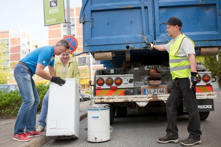 HSY:n keräysautot vastaanottavat maksutta asukkailta metalliromua, kodin vaarallisia jätteitä ja sähkölaitteita runsaan kahden kuukauden pituisella kierroksellaan.  Kuva: HSY/Suvi-Tuuli Kankaanpää