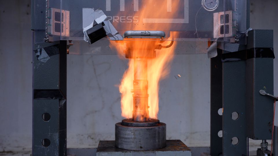 Hydraulic Press Chanel räjäytti akkuja Orimattilan pommipuistossa