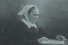 Sisar Lina Snellman toimi Helsingin diakonissalaitoksen johtajattarena 1883-1924. Hän kirjoitti käsikirjoituksensa Sjukvårdsteorier I och II 1890-luvun alussa. Sisar Lina kirjoitti paljon. Voidakseen opettaa sairaanhoitoa, suunnitelmallisesti ja tavoitteellisesti, hänen oli koottava yhteen se tieto, mikä hänellä omasta koulutuksestaan Tukholmassa ja omasta työkokemuksestaan, mutta ennen kaikkea se teoria, jonka hän kokosi ulkomaisista sairaanhoidonoppikirjoista sekä se, jonka hän oli koonnut kuunnellessaan yliopistolla lääkäreille tarkoitettuja luentoja. Kuva: Diamus Helsingin Diakonissalaitoksen museo