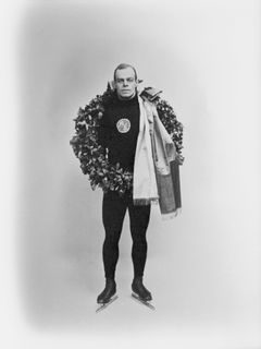 Clas Thunberg voitti urallaan viidesti olympiakultaa, viidesti MM-kultaa ja niin ikään viidesti EM-kultaa 1920- ja 1930-luvuilla. Näillä meriiteillä luulisi irtoavan paikka sadan helsinkiläislegendan joukkoon? Kuva: Helsingin kaupunginmuseo