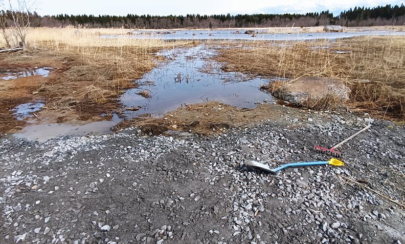 Små restaureringar kan göras på talko med hjälp av spade, kratta och ett gruslass. 