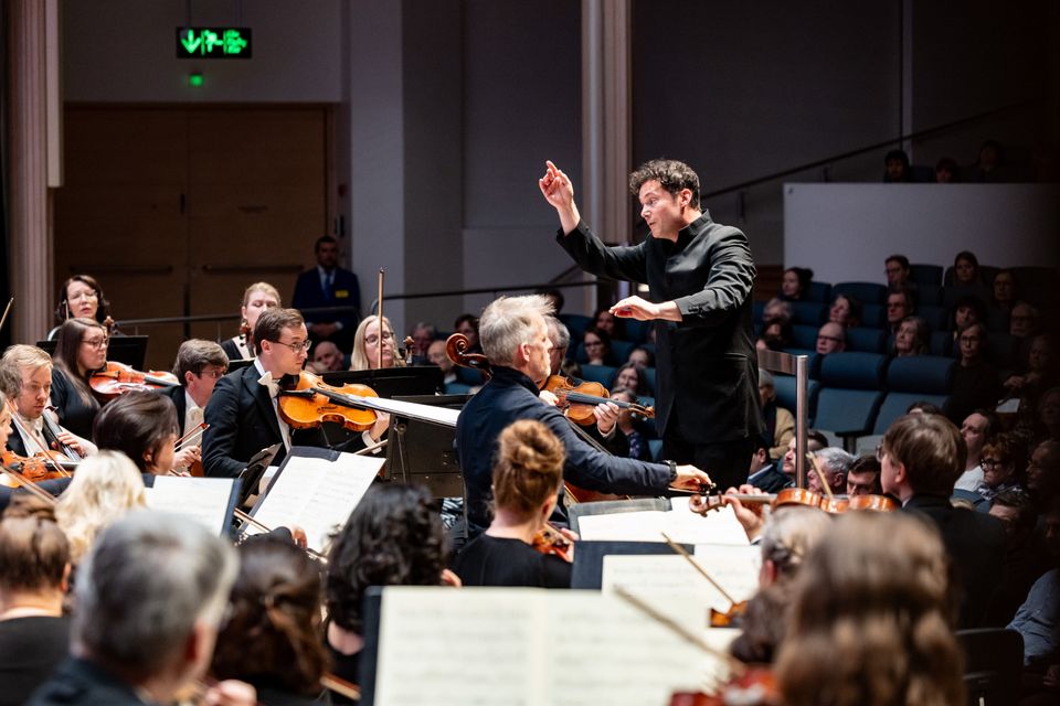 2 Matthew Halls johtaa Tampere Filharmoniaa © Rami Marjamäki (2024)