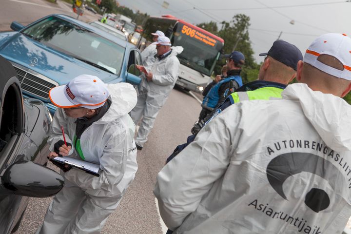 Bild 1. Informativa däckratsior arrangerades senaste vecka på 9 orter. I däckratsiorna kontrollerades däcken på över 2 200 person- och paketbilar.