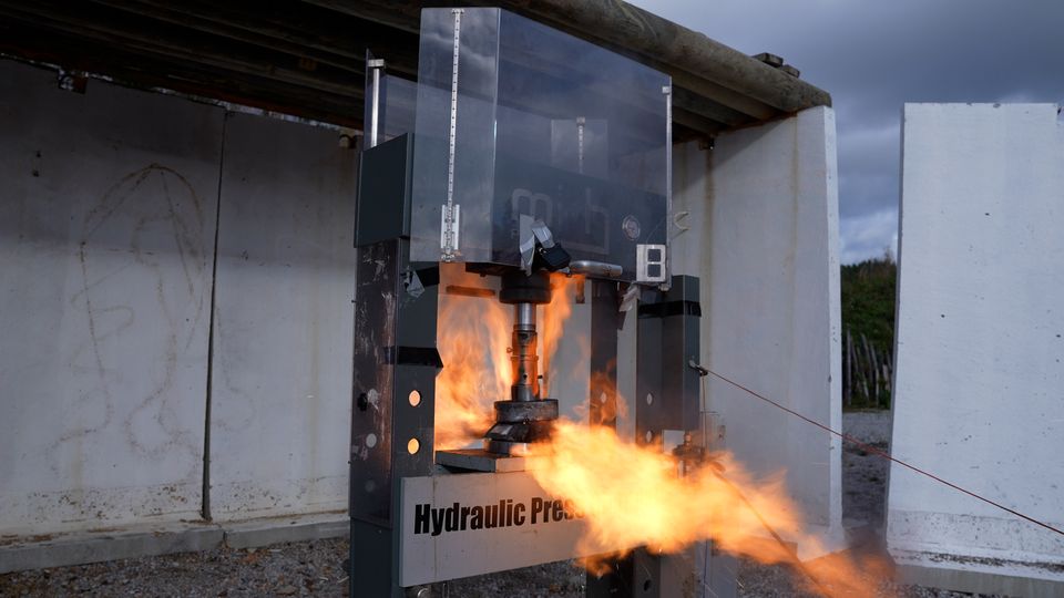 Hydraulic Press Chanel räjäytti akkuja Orimattilan pommipuistossa