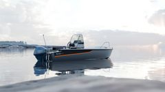 Powered by a maximum engine output of 40 hp, the Buster Mcc reaches a top speed of approximately 27 knots. In its most fuel-efficient cruising range of 15–22 knots, fuel consumption remains at just 0.5 liters per nautical mile.