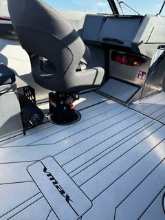 Lattiamateriaali on liukuestekuvioitu alumiini, vaihtoehtona on saatavana  jalan alla mukavalta tuntuva, luistamaton softdeck VMAX-logoilla.