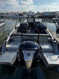 Yamahalla V MAX SHO -mallinimi viittaa moottorin nimellistehoa tehokkaampaan versioon. Näissä moottoreissa on panostettu optimaaliseen teho-paino-suhteeseen, tavoitellen lisää kiihtyvyyttä ja nopeutta. Suorituskyvystä on etua etenkin, kun veneessä on raskaampi kuorma, esimerkiksi isompi miehistö ja runsas kalastusvarustus.