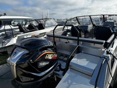 Buster Magnum on 7,2 metriä pitkä kahdeksan hengen avovene. Veneessä on vakuuttavaa ja turvallista ison veneen tuntua. Buster Magnum VMAX -versiossa moottorina on uusi Yamaha VF250XB.