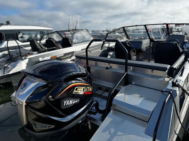 Buster Magnum on 7,2 metriä pitkä kahdeksan hengen avovene. Veneessä on vakuuttavaa ja turvallista ison veneen tuntua. Buster Magnum VMAX -versiossa moottorina on uusi Yamaha VF250XB.