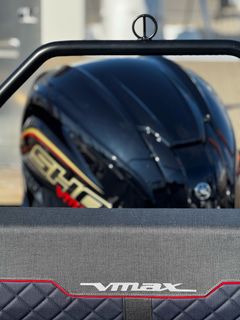 Buster Magnum VMAX -malli eroaa perusmalleista penkkien ja tyynyjen uusilla V MAX -kuosilla sekä veneen kylkien näyttävillä erikoisgrafiikoilla. Kaiteet, knaapit ja vesihiihtokaari ovat mustia.