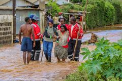 I Kenya har kraftiga översvämningar drivit tusentals människor från sina hem och många har mist sin näring. Finlands Röda Kors stöder via internationella Röda Korset Kenyas Röda Kors, som delar ut kontant- och matbistånd, ordnar tältinkvartering och rengör vatten för dem som drabbats av översvämningarna. Foto: Kenyas Röda Kors
