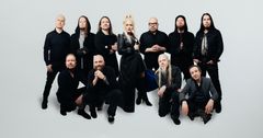 Gruppen Kivunkantajat består av finska metalmusiker. I bakre raden från vänster: Ville Juvonen, Tony Kaikkonen, Valtteri Revonkorpi, Noora Louhimo, Timo Rautiainen, Teemu Liekkala och Samuli Federley. I främre raden från vänster: Peter Engberg, Nils Ursin, Marko Hietala och Jarkko Martikainen.