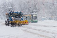 Staran aura-auto lumitöissä Helsingin keskustassa. Vieressä ajaa raitiovaunu 3.