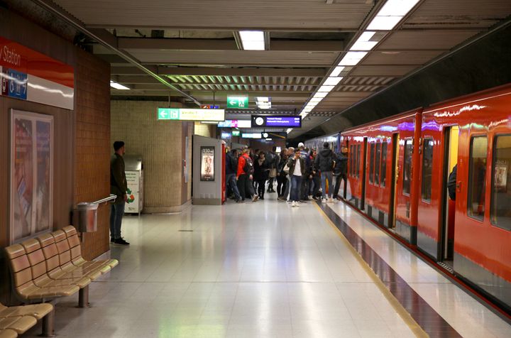 Kuvassa metro asemalla, taustalla matkustajia.