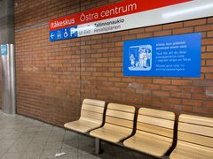 Itäkeskuksen metroaseman opaste, jossa lukee "Kiitos, kun päästät poistujat ensin ulos".