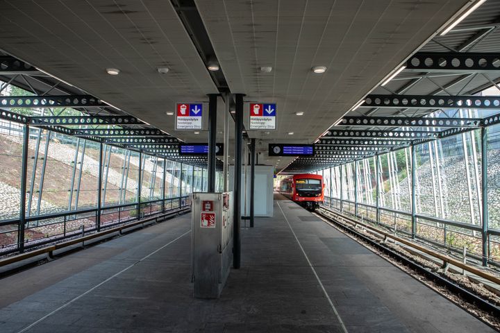 Myllypuron metroaseman laituritaso, taustalla saapuva metrojuna.