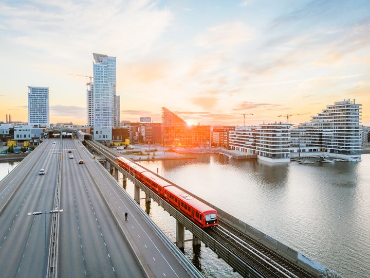 Metrojuna Kulosaaren sillalla.