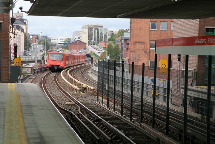 Metrojuna lähestyy Kalasataman asemaa.