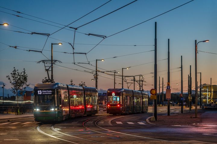 Kaksi linjan 13 raitiovaunua Nihdissä.