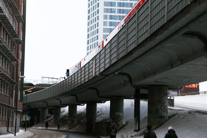 Metrojuna Junatien metrosillalla.