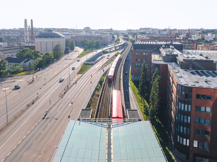 Kaksi metrojunaa Junatien metrosillalla.