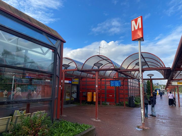 Itäkeskuksen metroaseman sisäänkäynti ja katokset aurinkoisena päivänä.