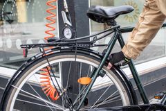 Henkilö on huoltamassa polkupyörää, johon on kytketty ilmaletku.