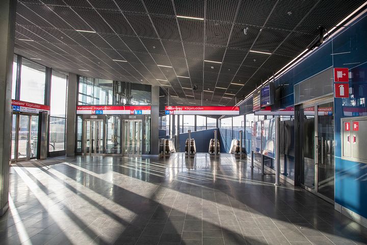 Keilaniemen metroaseman ylätaso aurinkoisena päivänä.