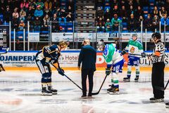 Lauantaina 19.10. Roki-Jokerit ottelun avauskiekon pudotti Starkin yksikönpäällikkö Tero Aho. Kuva: Matias Toropainen