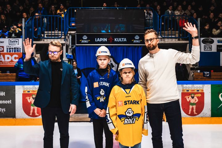 Stark Suomi tukee lasten ja nuorten liikuntaharrastusta Rovaniemen Kiekon kanssa tehtävän yhteistyön kautta. Kuvassa Starkin yksikönpäällikkö Tero Aho (vas.), pelaajat Linda Oiva ja Veikko Väisänen sekä Rovaniemen Kiekon puheenjohtaja Hannu Gröhn.