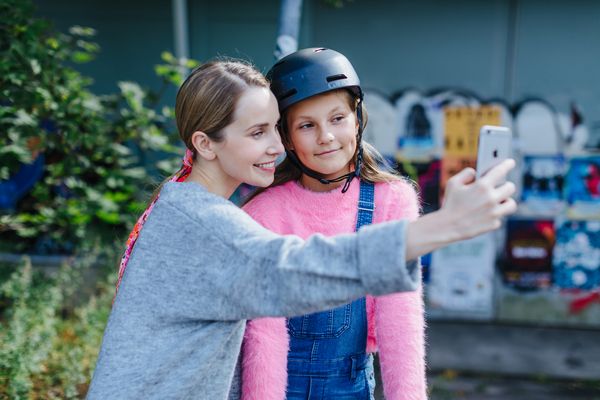 Nuoria ottamassa itsestään selfie-kuvaa älypuhelimella,