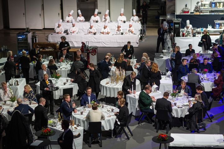 Kuva ravintola-alan kilpailusta, jossa kokit ja tarjoilijat työskentelevät.