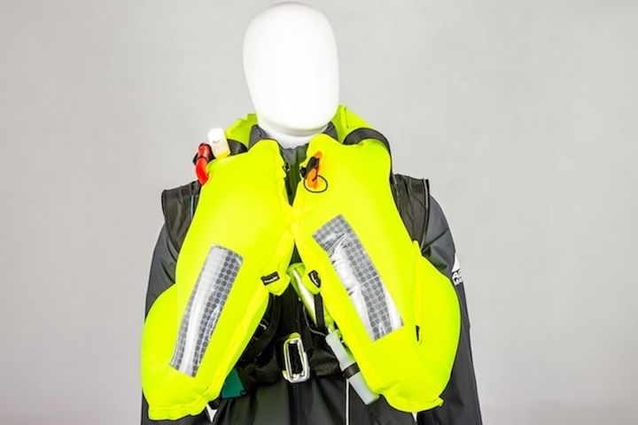 DAME Design Awards kilpailun voittaja TeamO Offshore 150N Hi-Lift Lifejacket & Harnes.